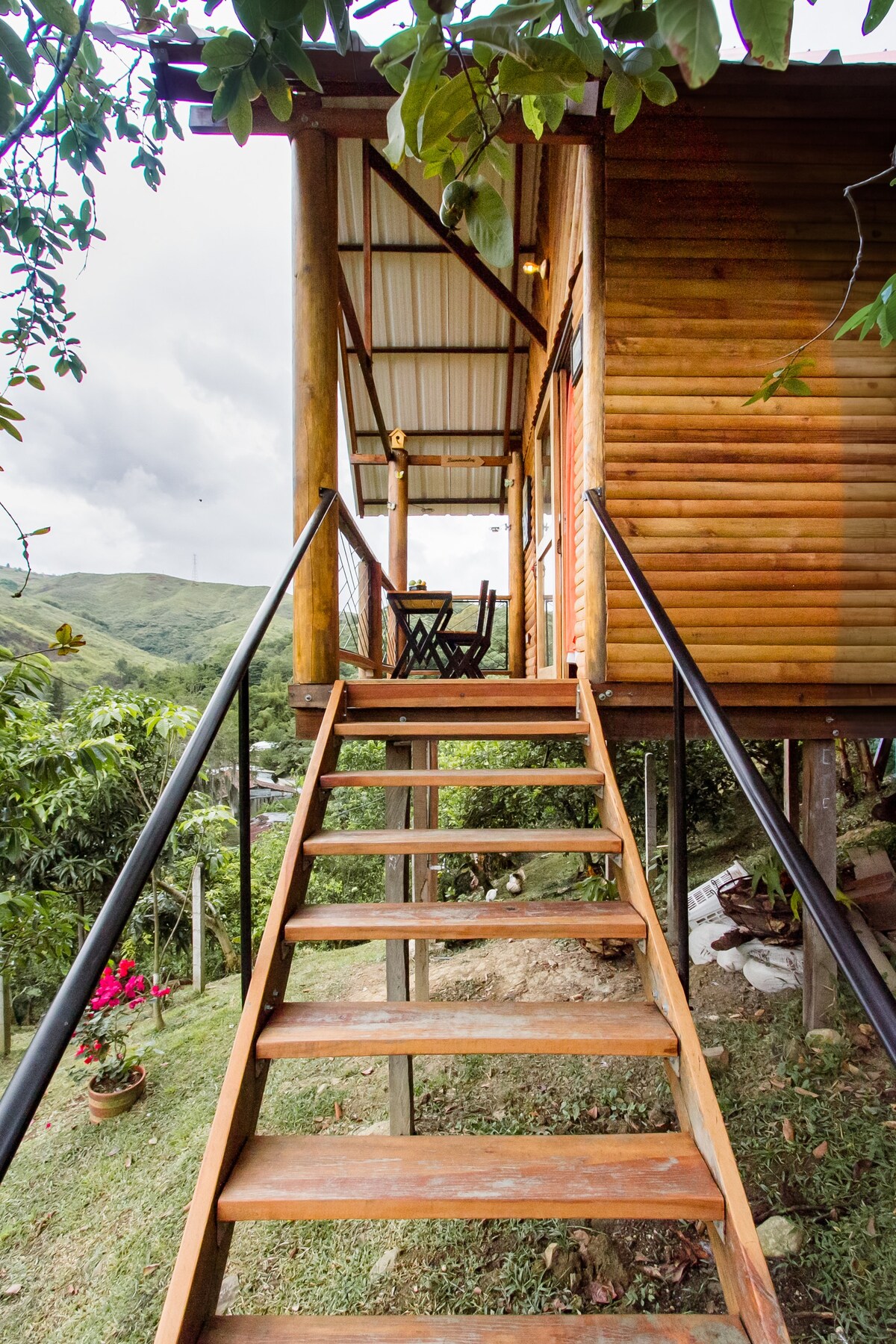 Hermosa cabaña con vista a las montañas