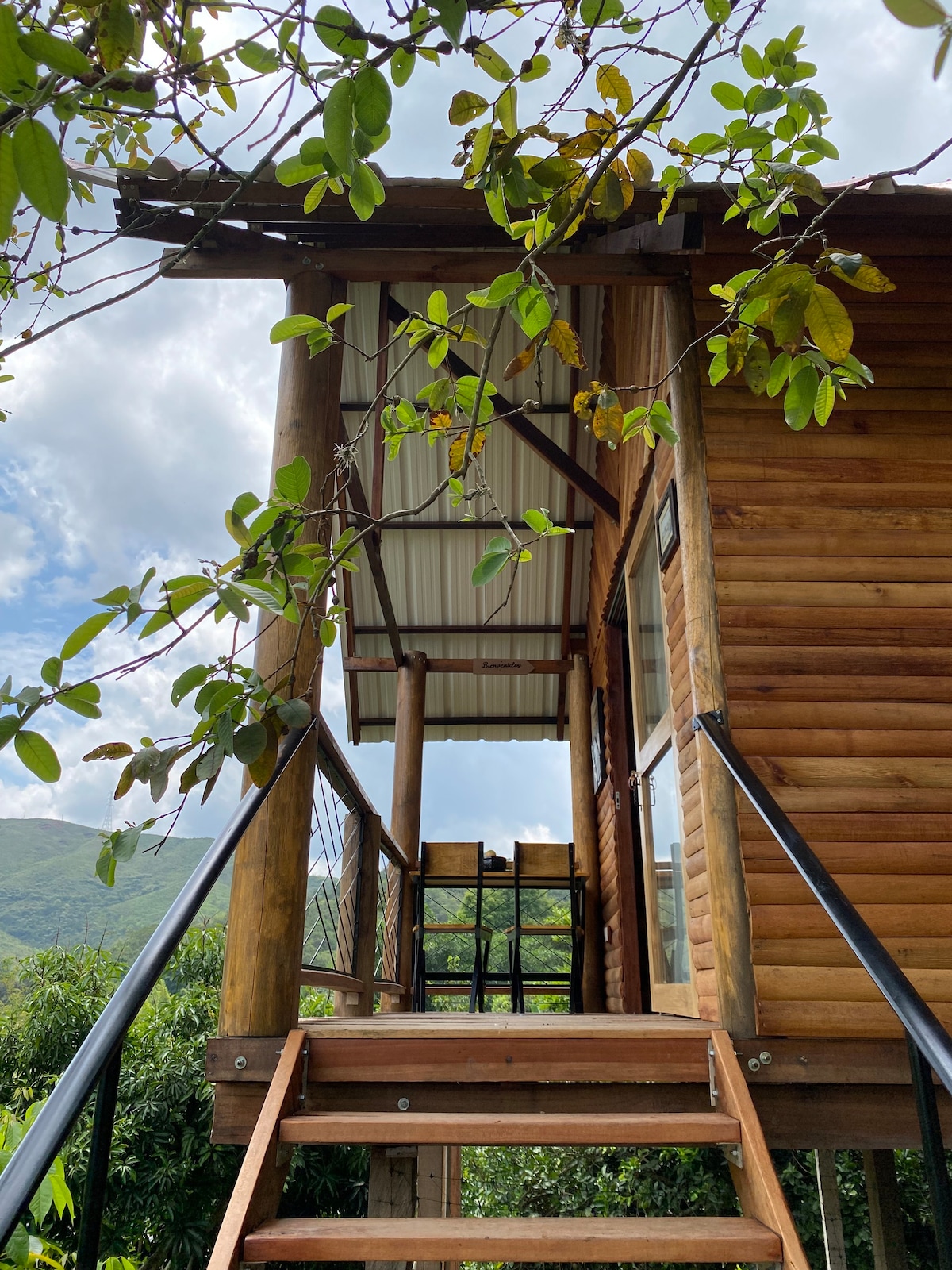 Hermosa cabaña con vista a las montañas