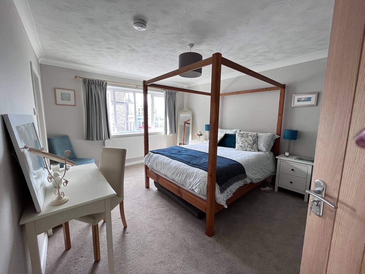 4 poster king size ensuite room with breakfast