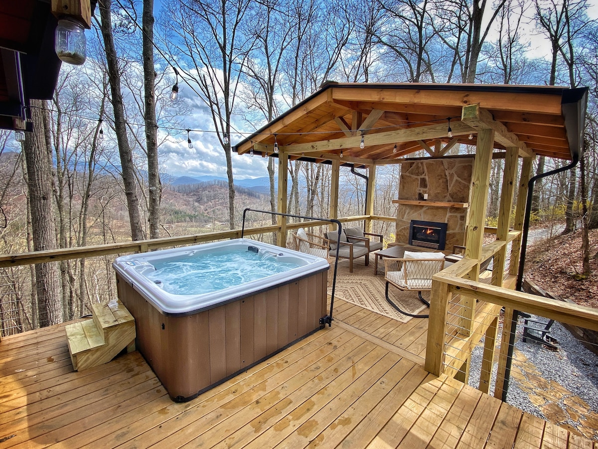 NEW! Stunning Mountain View Cabin! Hot Tub
