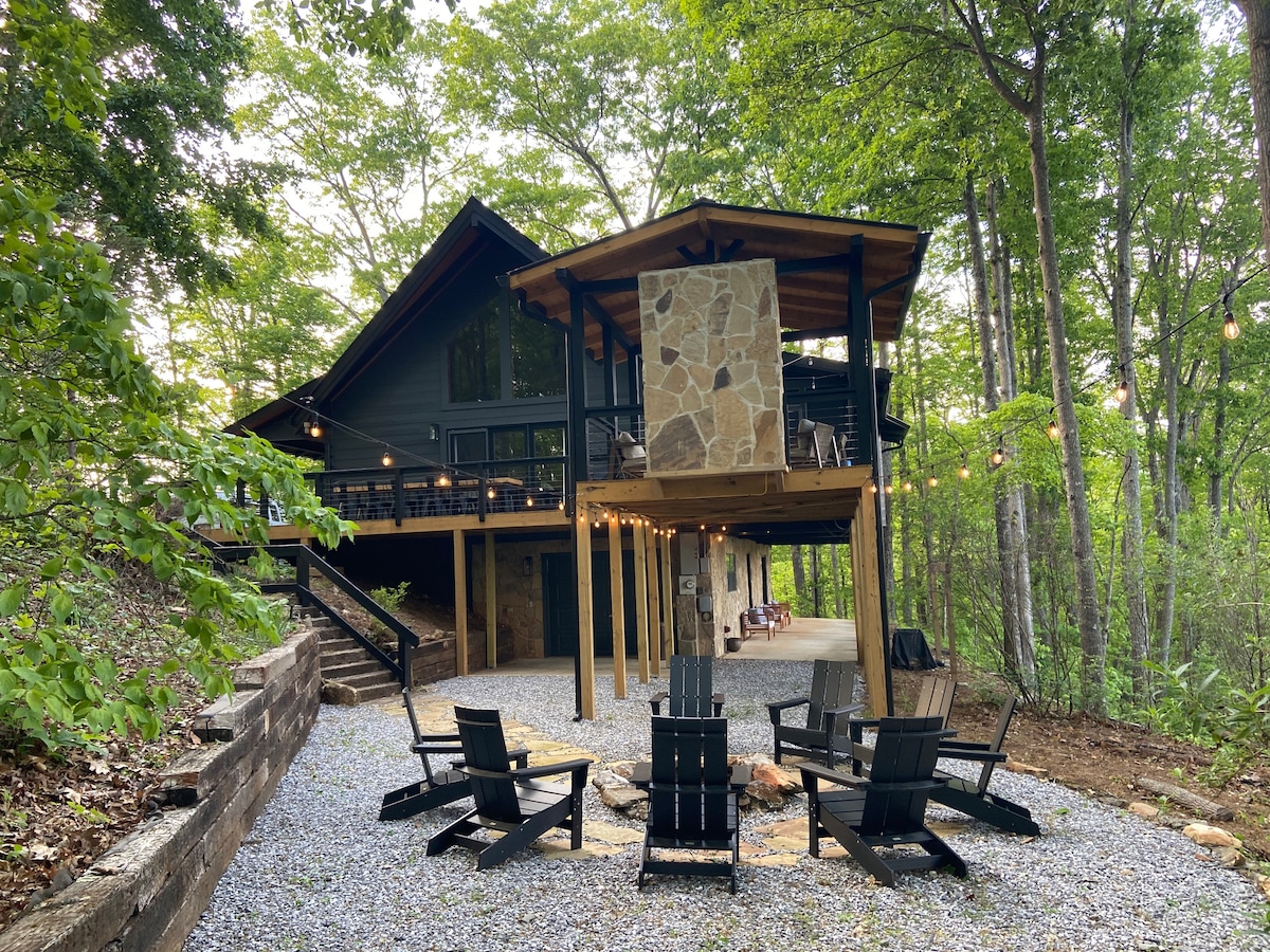NEW! Stunning Mountain View Cabin! Hot Tub