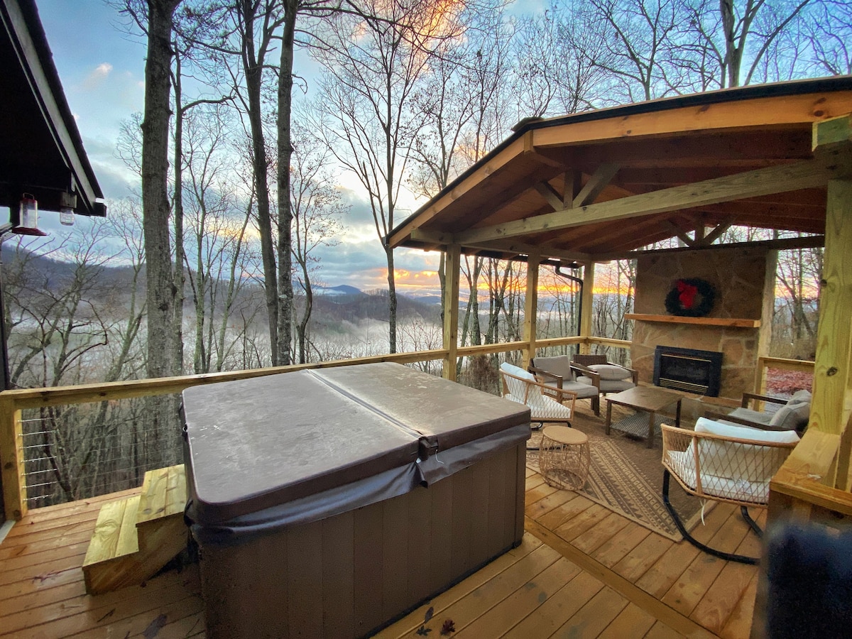 NEW! Stunning Mountain View Cabin! Hot Tub