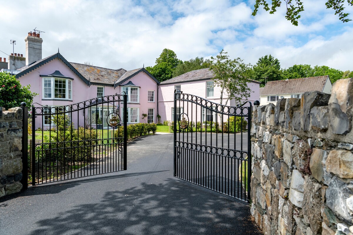 Luxurious with views of Menai Strait and Mountains