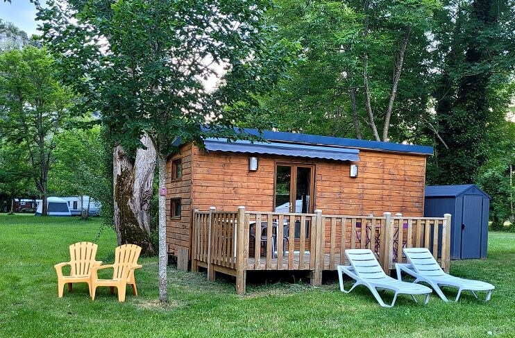 Gite en Camping. Chalet situé en bord de rivière