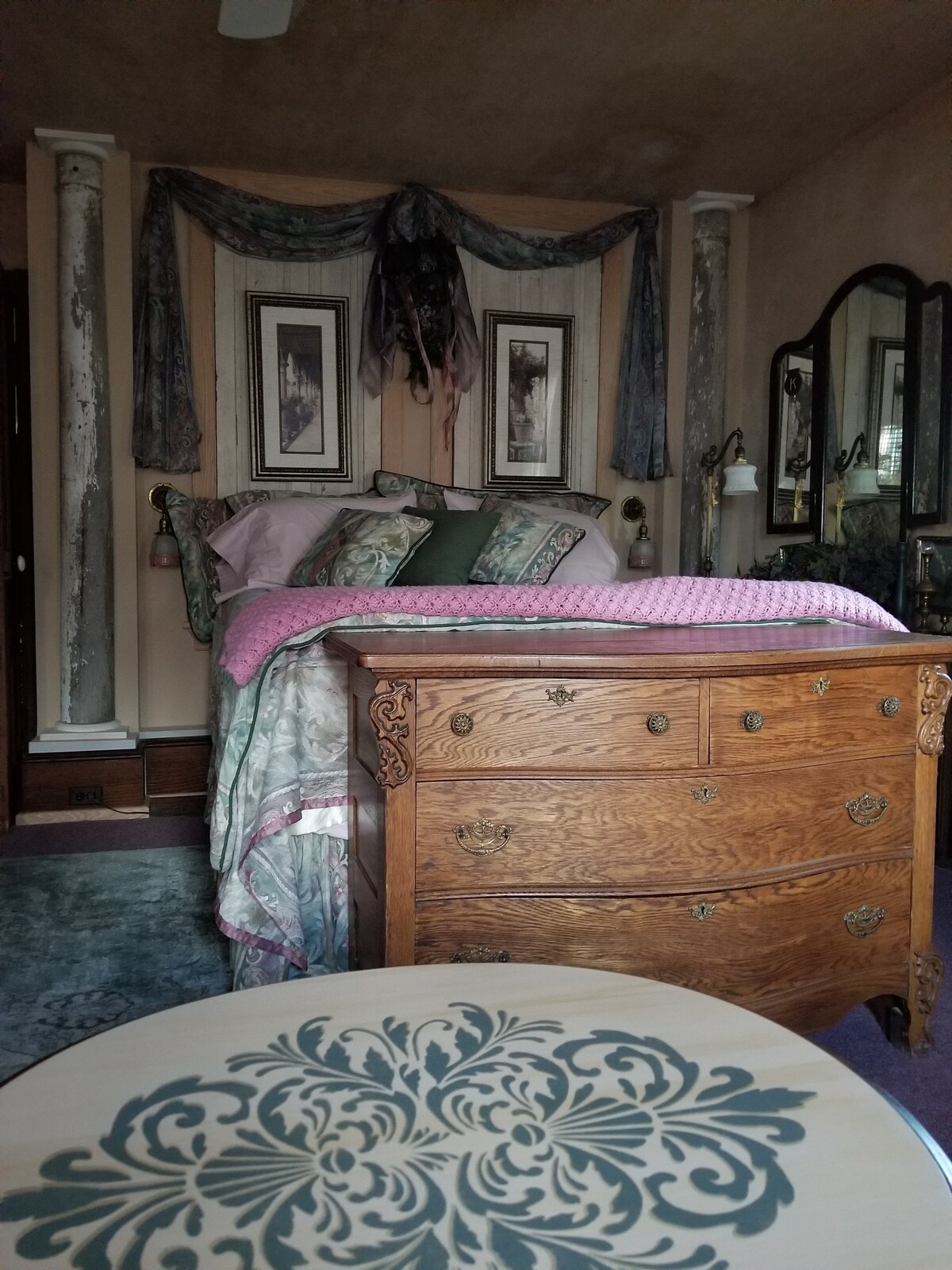 马里兰州艾利山的维多利亚式卧室