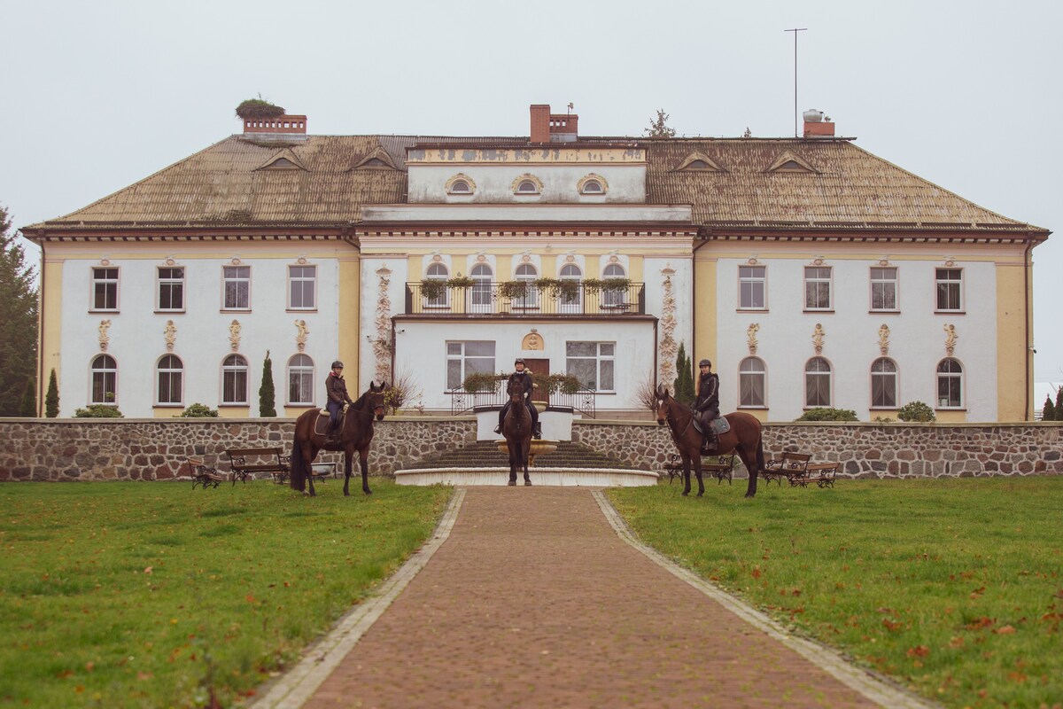 Pałac z jazdą konną na Kaszubach w Runowie