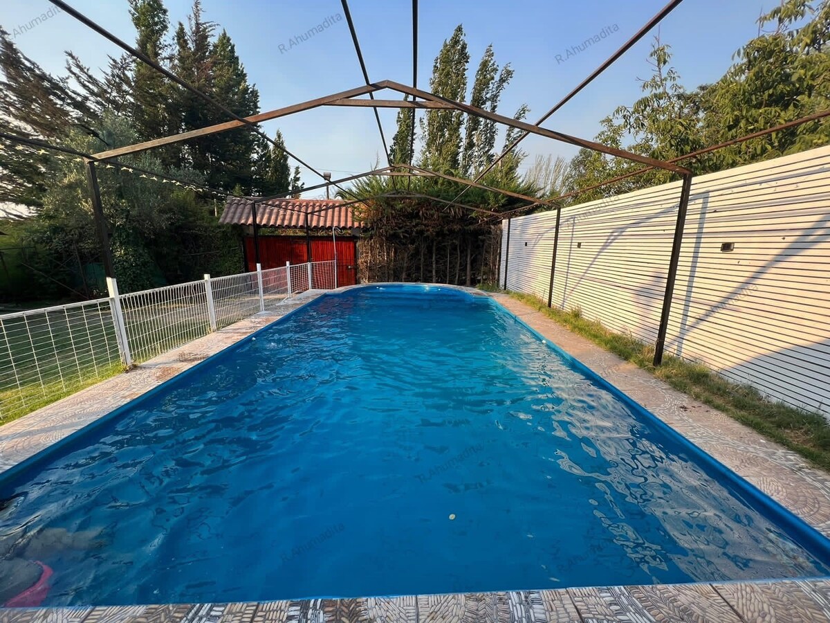 Casa con piscina en lago rapel