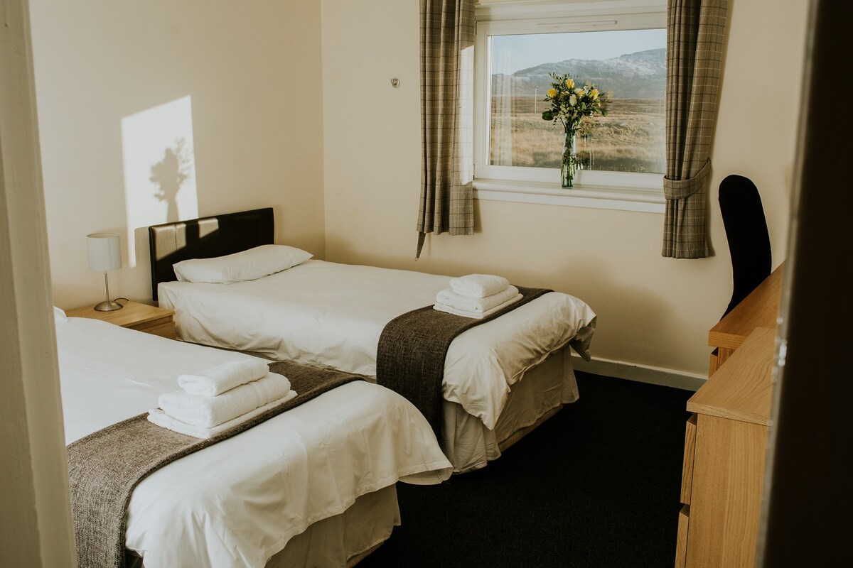 Room 6 Twin (en-suite) Uist Travel Accommodation