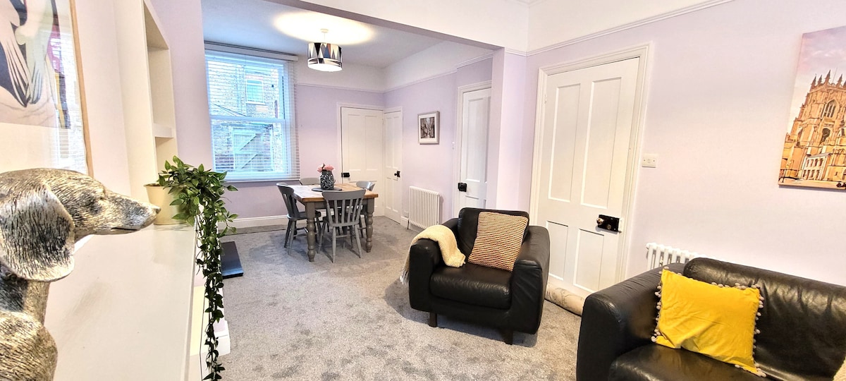 2 Bed House with river walk & parking