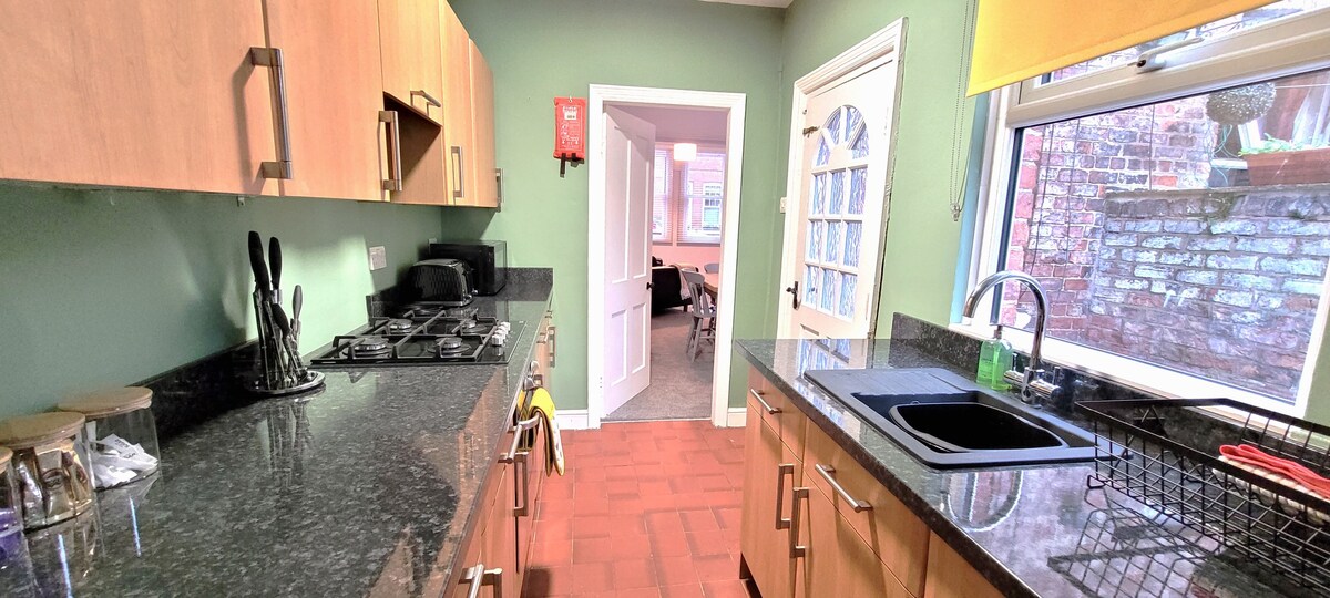 2 Bed House with river walk & parking