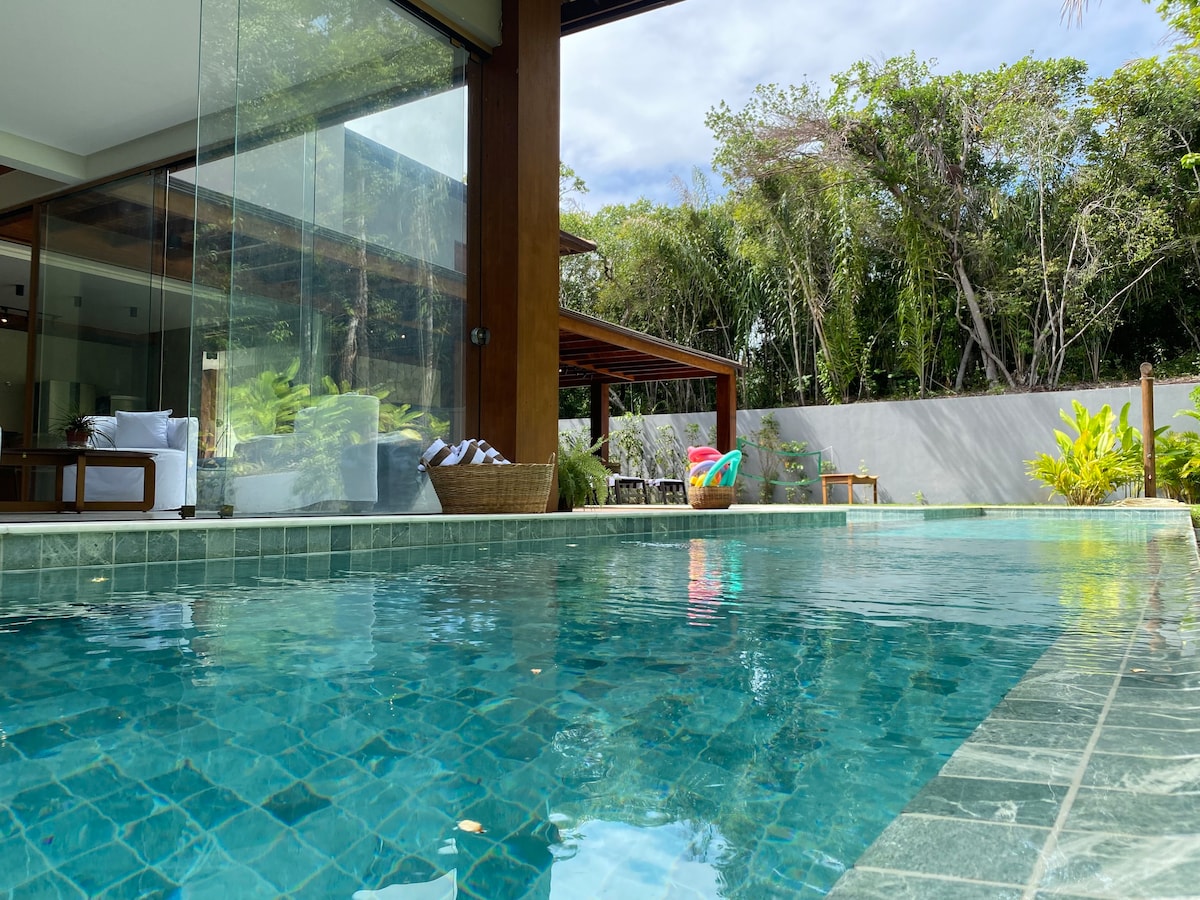 Casa integrada com bela piscina e área verde!