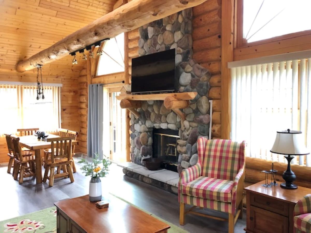 Fireplace/Wi-Fi/King/Queen beds. Lazycabin