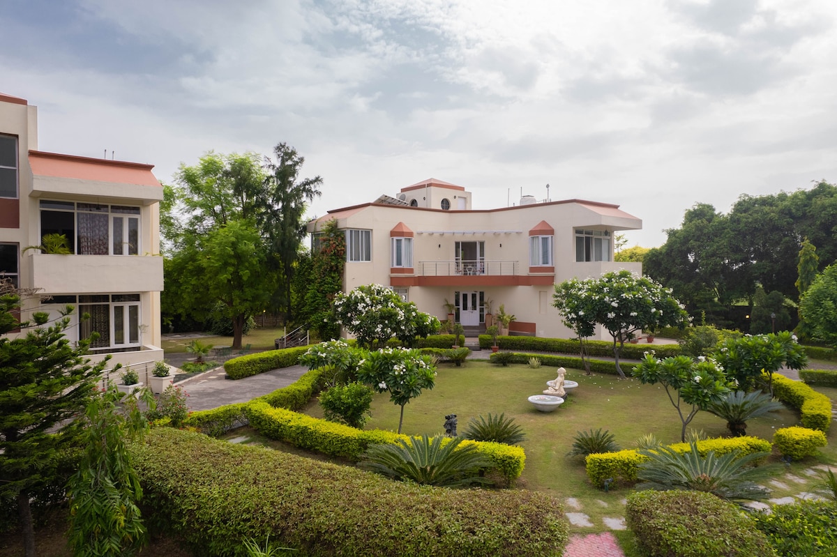 Puravida-14 BHK farmhouse near Westin Sohna