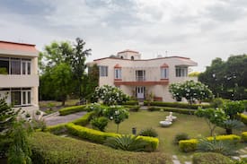 Hostie Puravida-14 BHK farmhouse near Westin Sohna