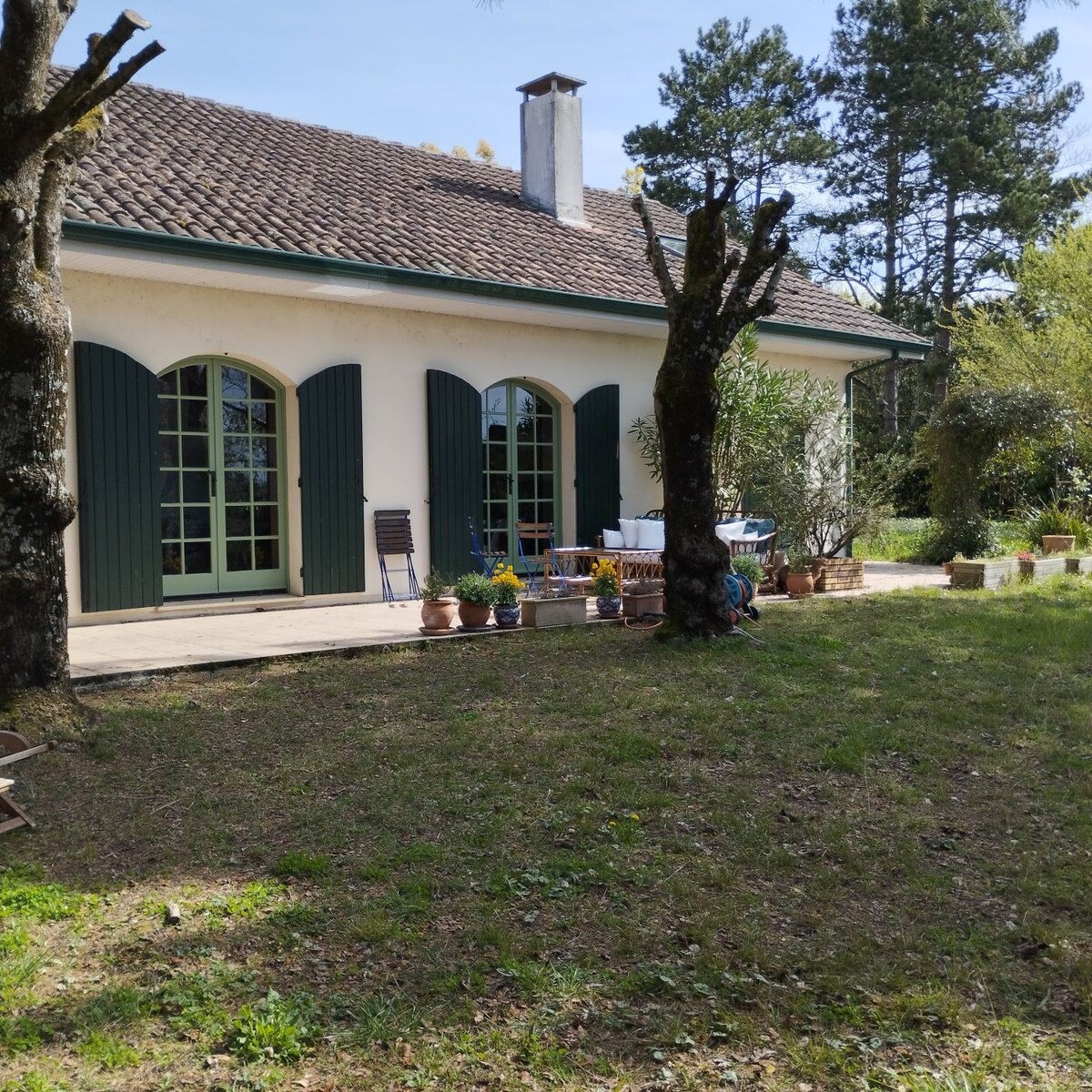 La jolie maison verte près de Bordeaux