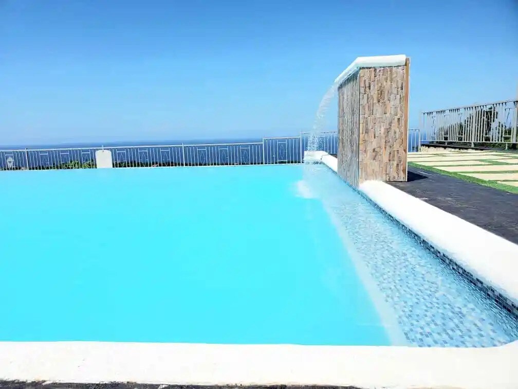 令人惊叹的海景热水浴缸、泳池和屋顶通道