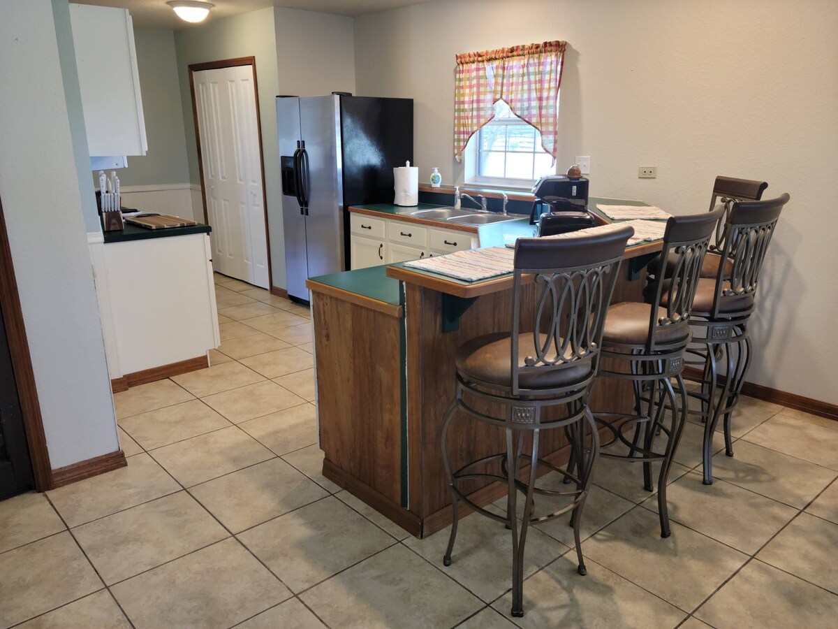 Country Comfort Near it all: 3BR/2B, Pets Welcome