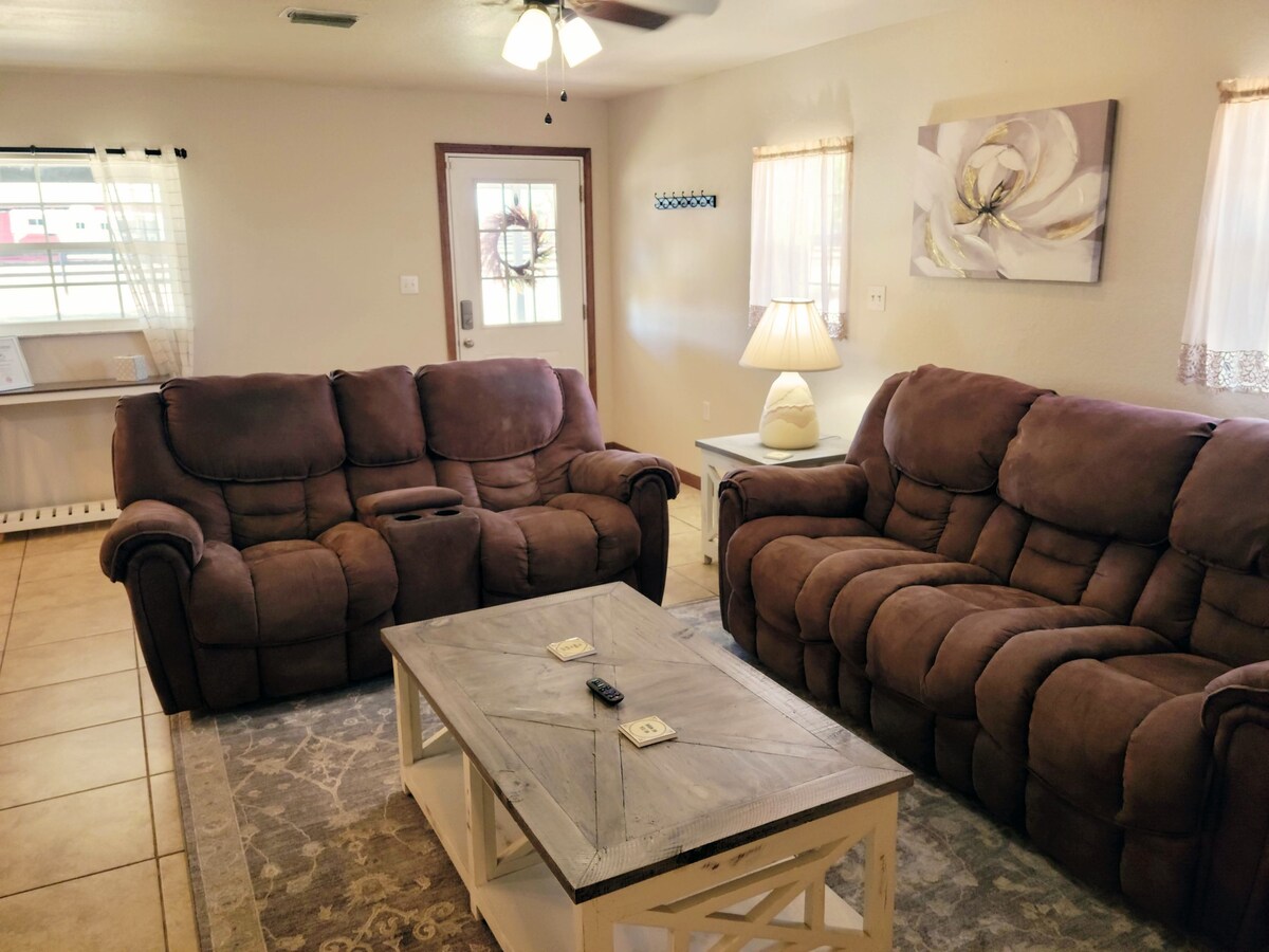 Country Comfort Near it all: 3BR/2B, Pets Welcome