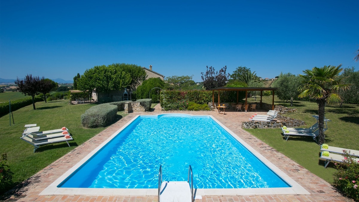 位于科罗纳尔多（ Corinaldo ）的「Casa di Giacinta」农舍，带泳池