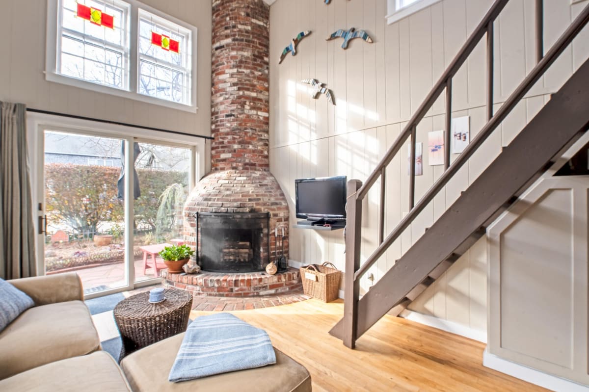 The Bird Haus: Cozy cottage in the heart of Ptown