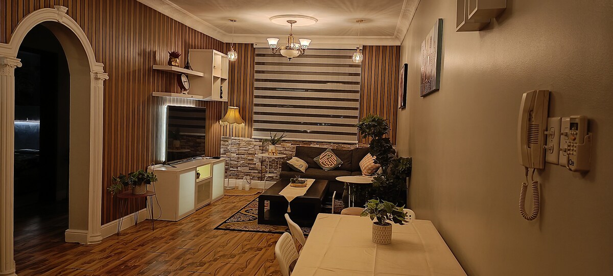 宽敞的2卧室公寓，地理位置优越，温馨装饰，无线网络