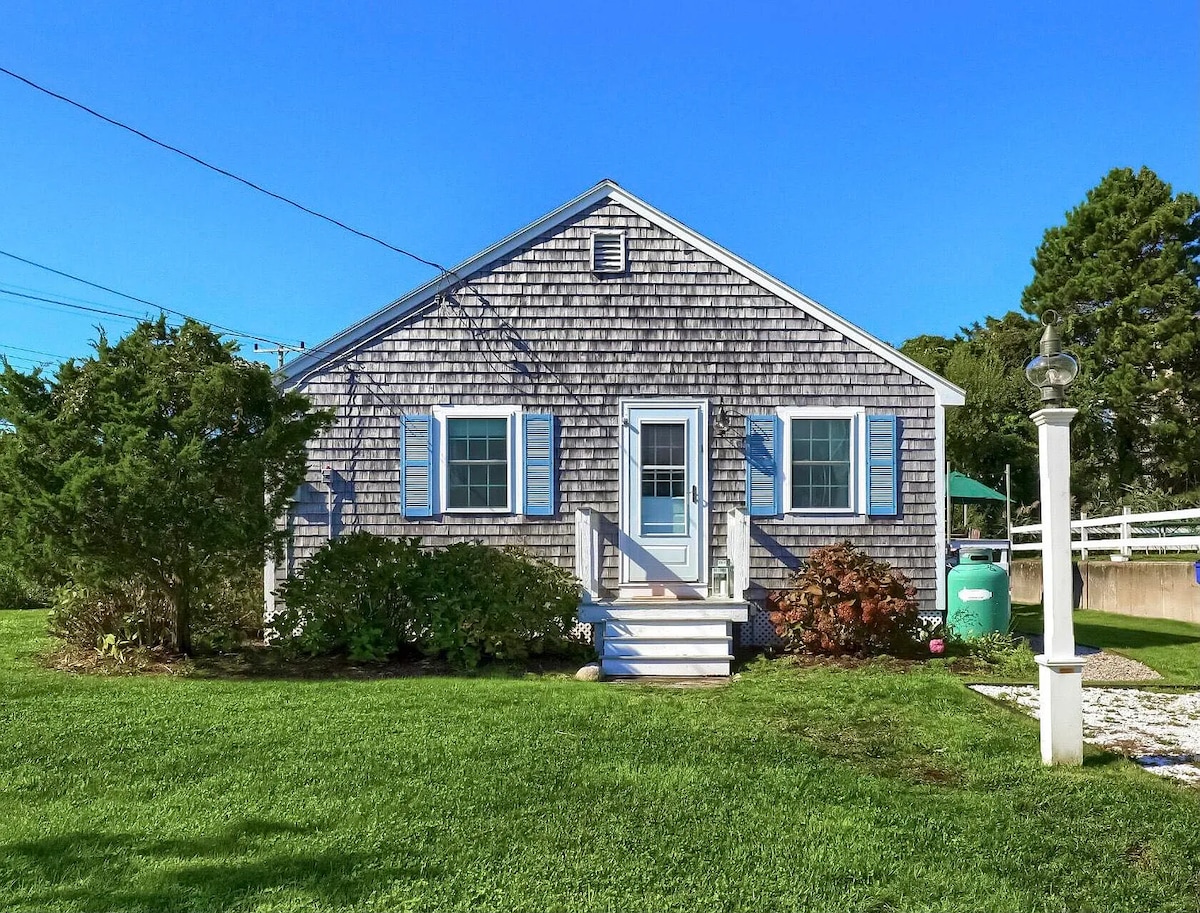 Cozy Cape cottage steps from beach