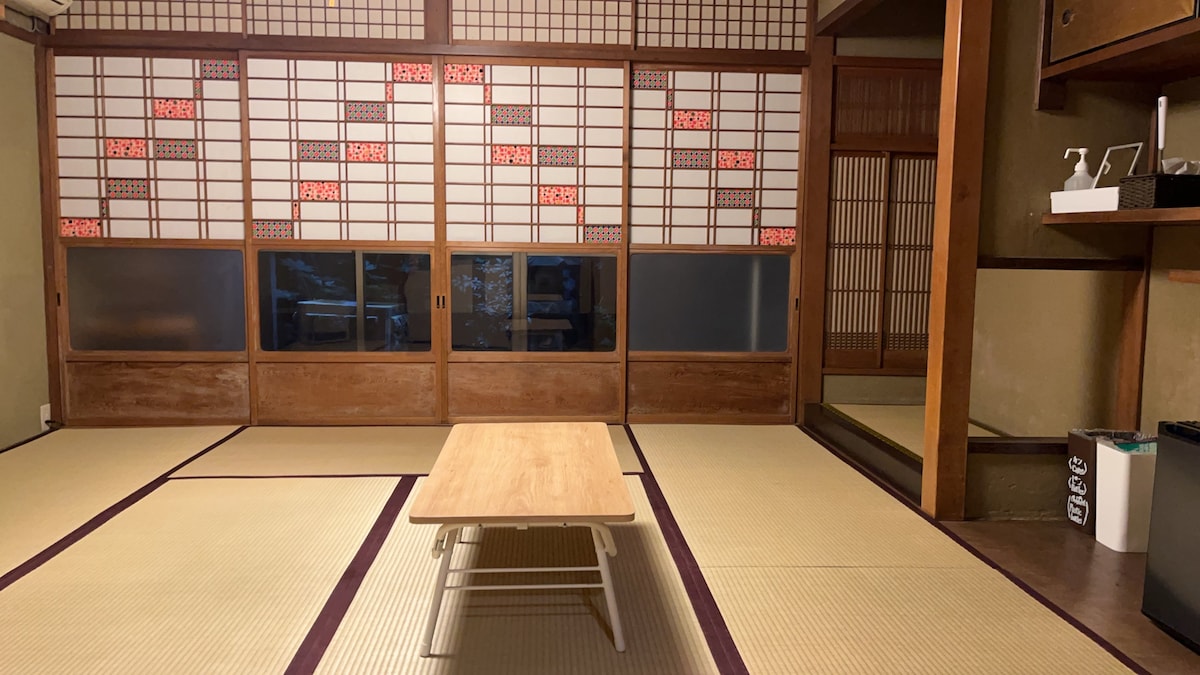 这是一楼日式客房，最多可入住4人，设有京町屋②坪花园