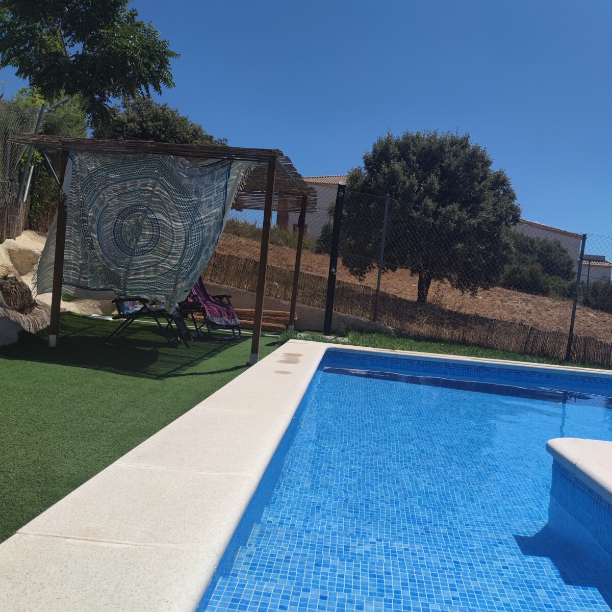 Casa con jardín y piscina privada