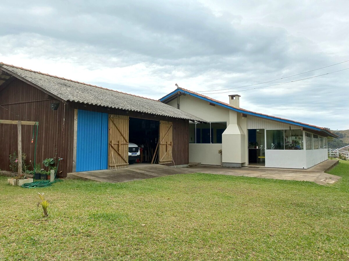 Sítio acolhedor entre campos, lagoa e montanhas