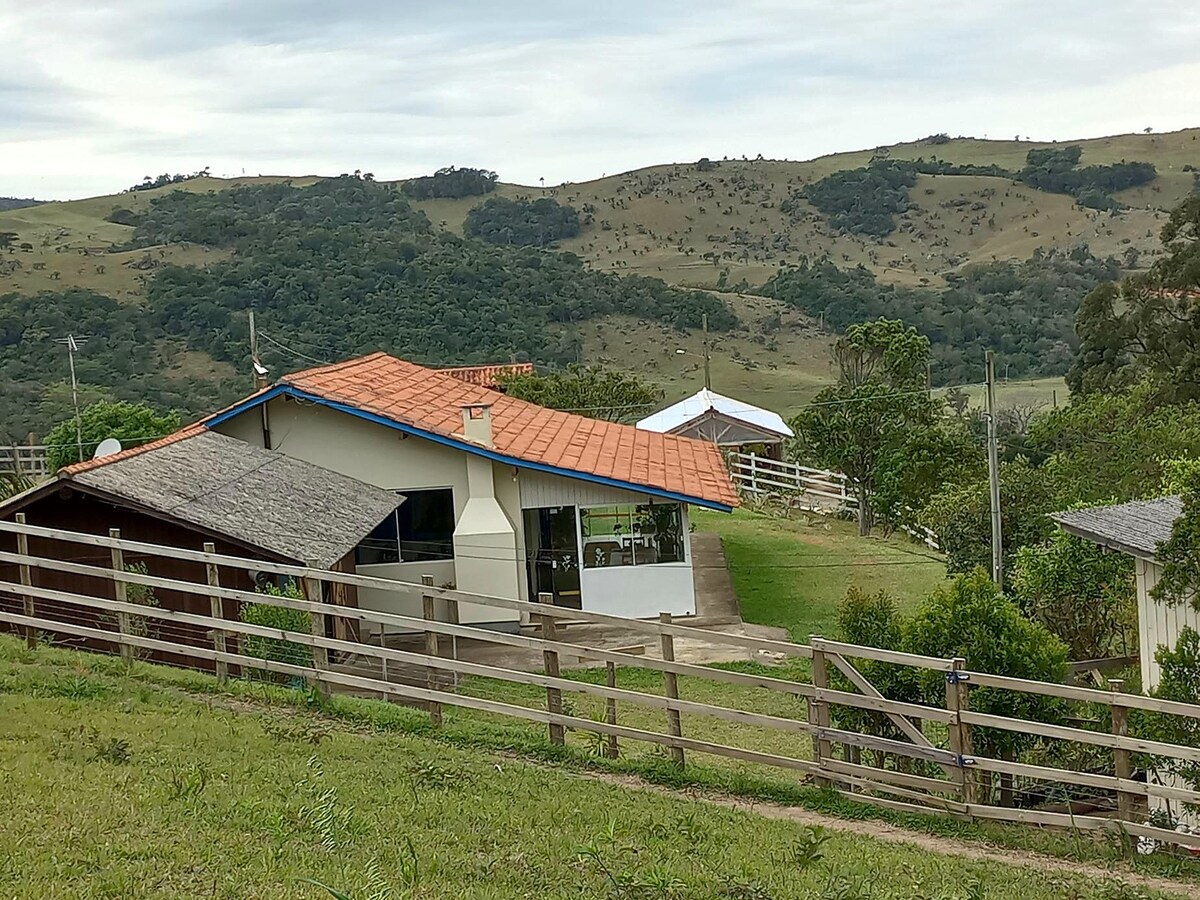 Sítio acolhedor entre campos, lagoa e montanhas