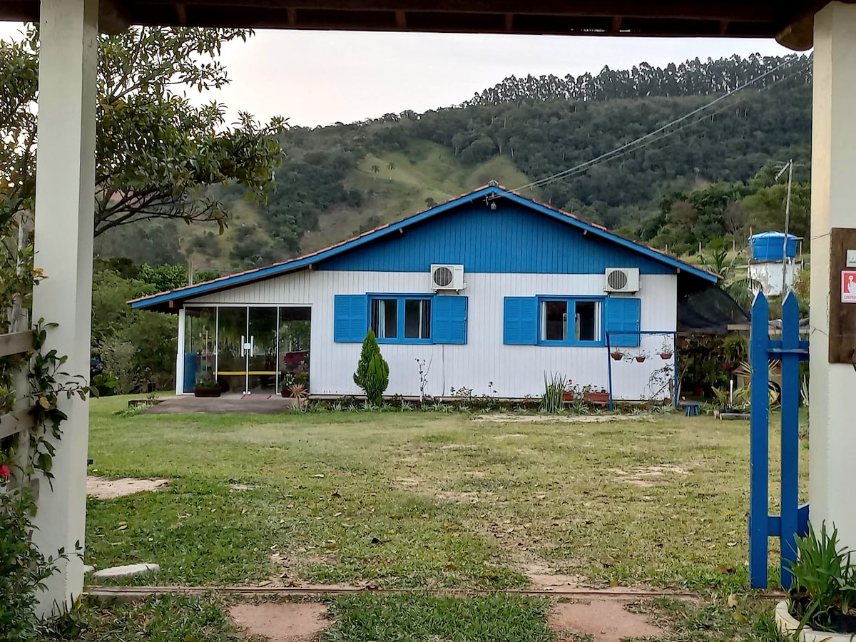 Sítio acolhedor entre campos, lagoa e montanhas