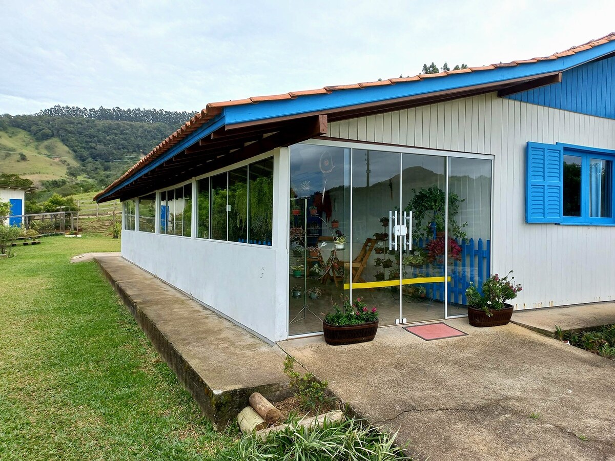 Sítio acolhedor entre campos, lagoa e montanhas