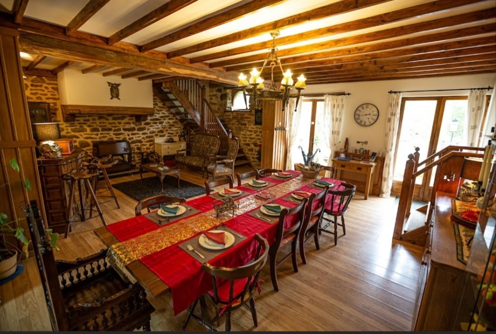 Medieval/modern 4 bedroom/ 5 bed holiday home