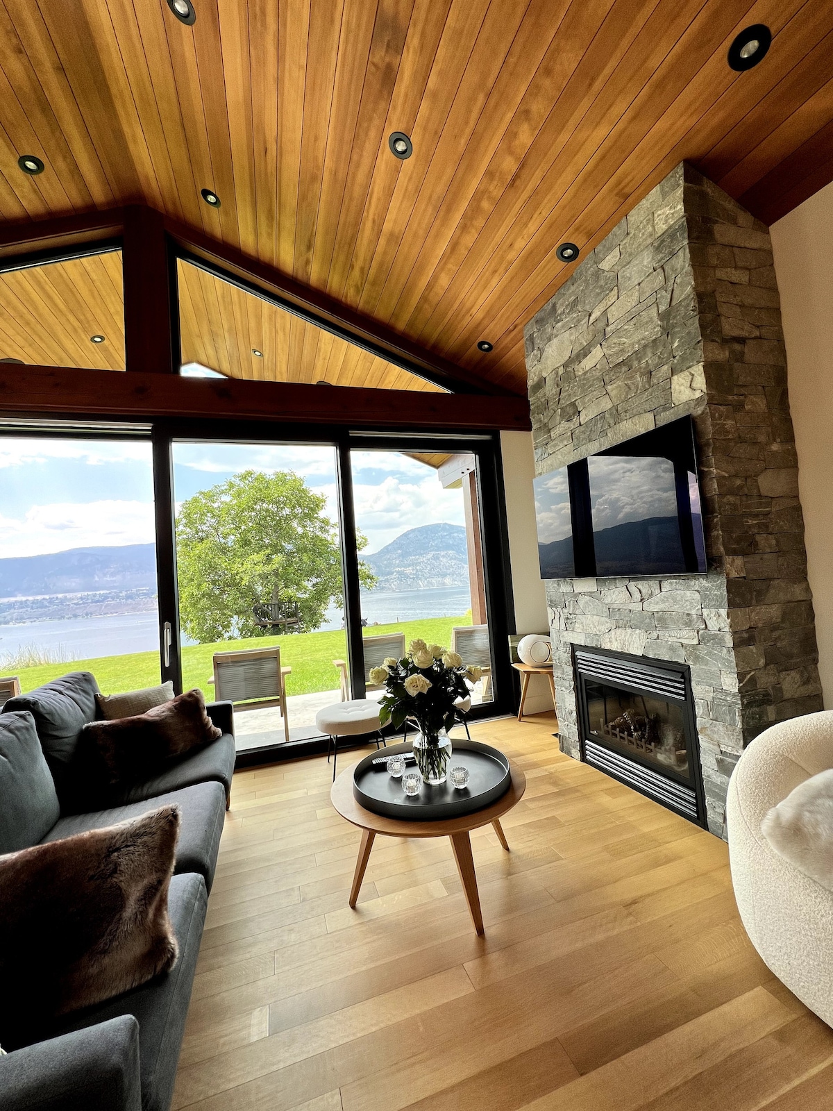 Eden Park Lakehouse: The Cottage on Okanagan Lake