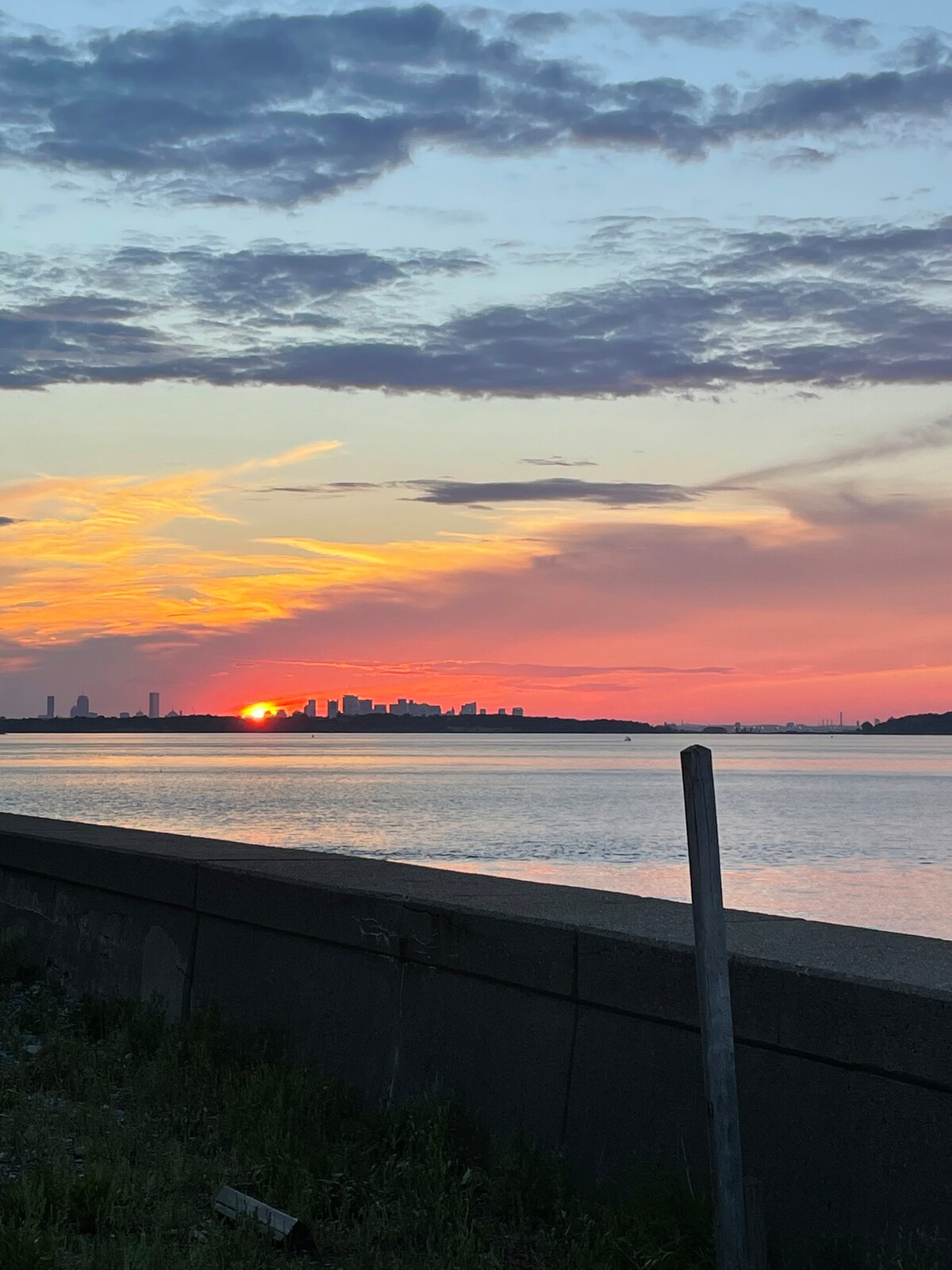 波士顿港的壮丽日出和美景