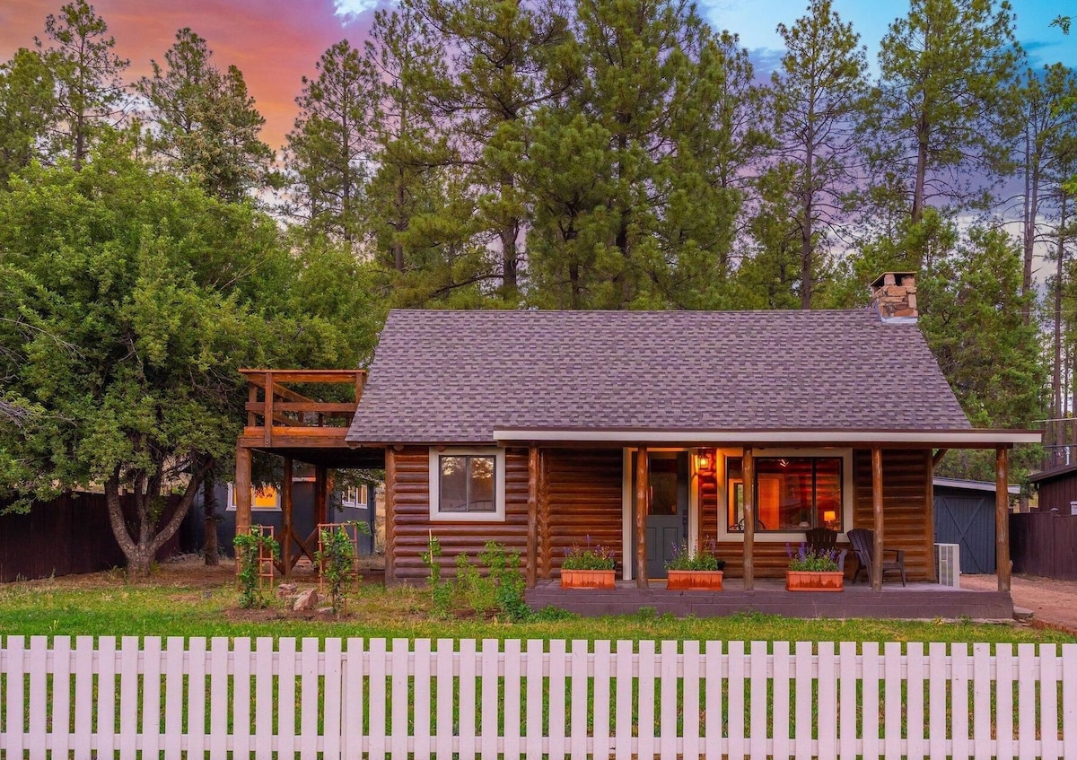 Cozy Log Cabin Backing Forest/Game Room/Balcony