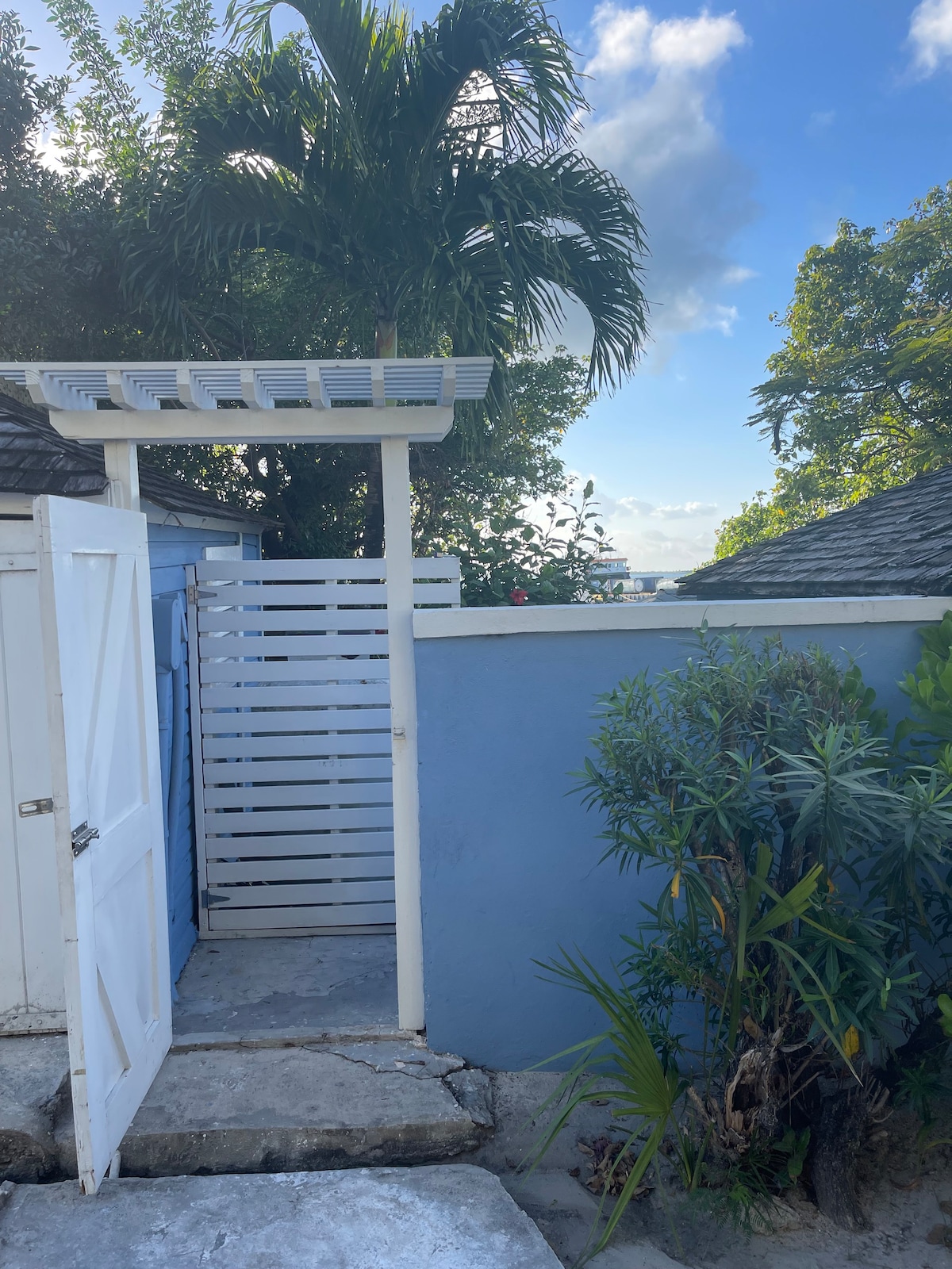 The Blue Bungalow: A cottage on the water!