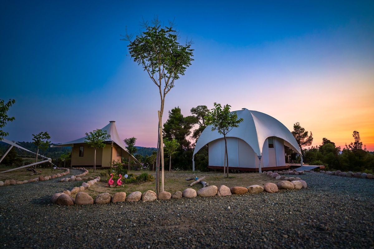 The Cozy Couple’s Luxurious Tent, eCamp