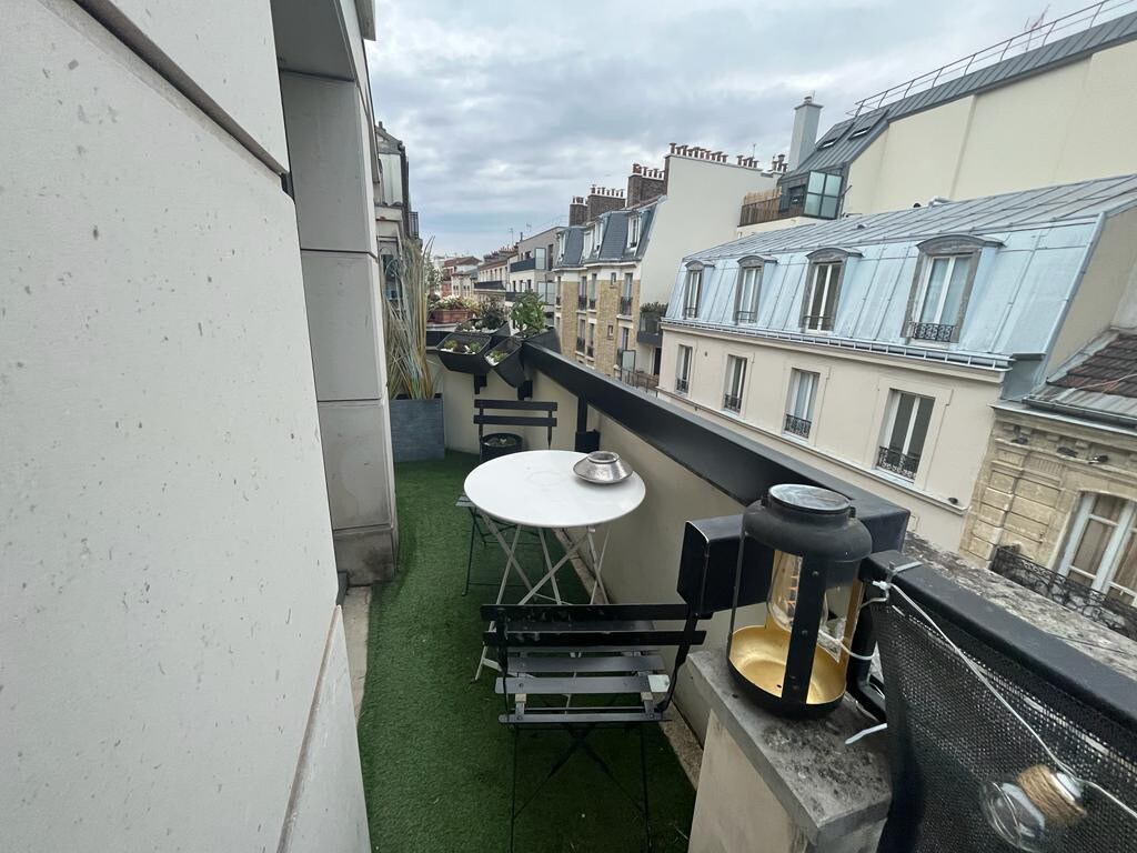 Bright apartment with balcony near Paris