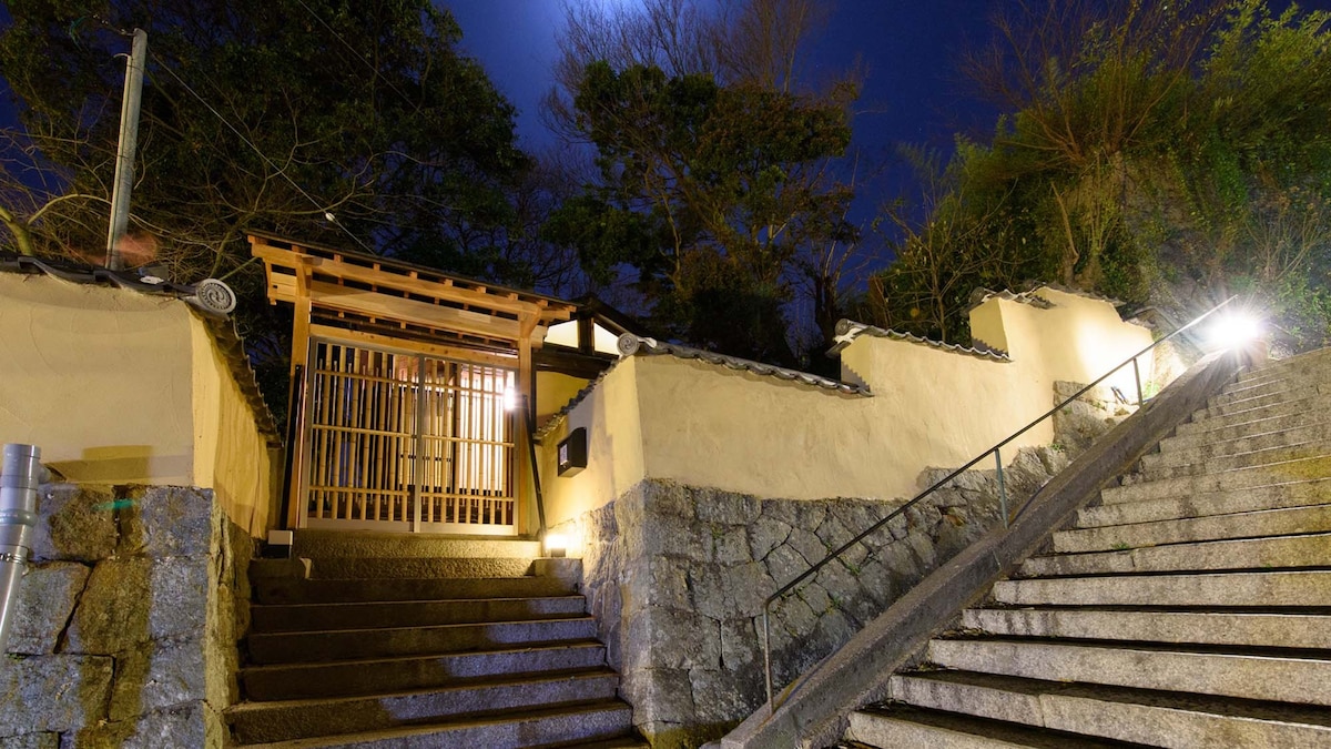 俯瞰Setouchi的海景和岛屿。楼梯上的一栋房子