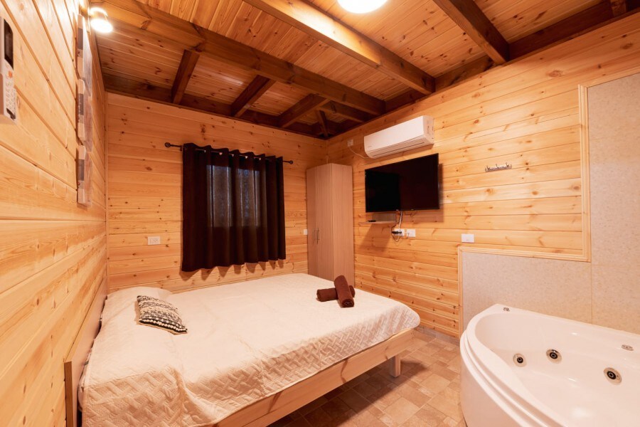 小区内设有私人热水浴缸和恒温泳池的迷人木制民宿