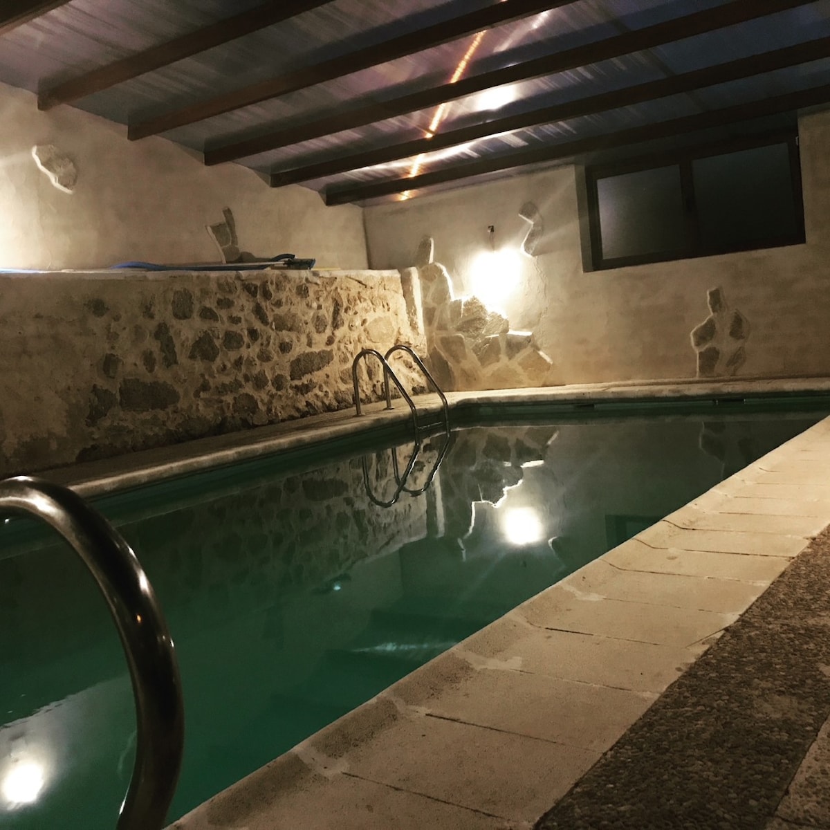 Casa rural con piscina cubierta privada.