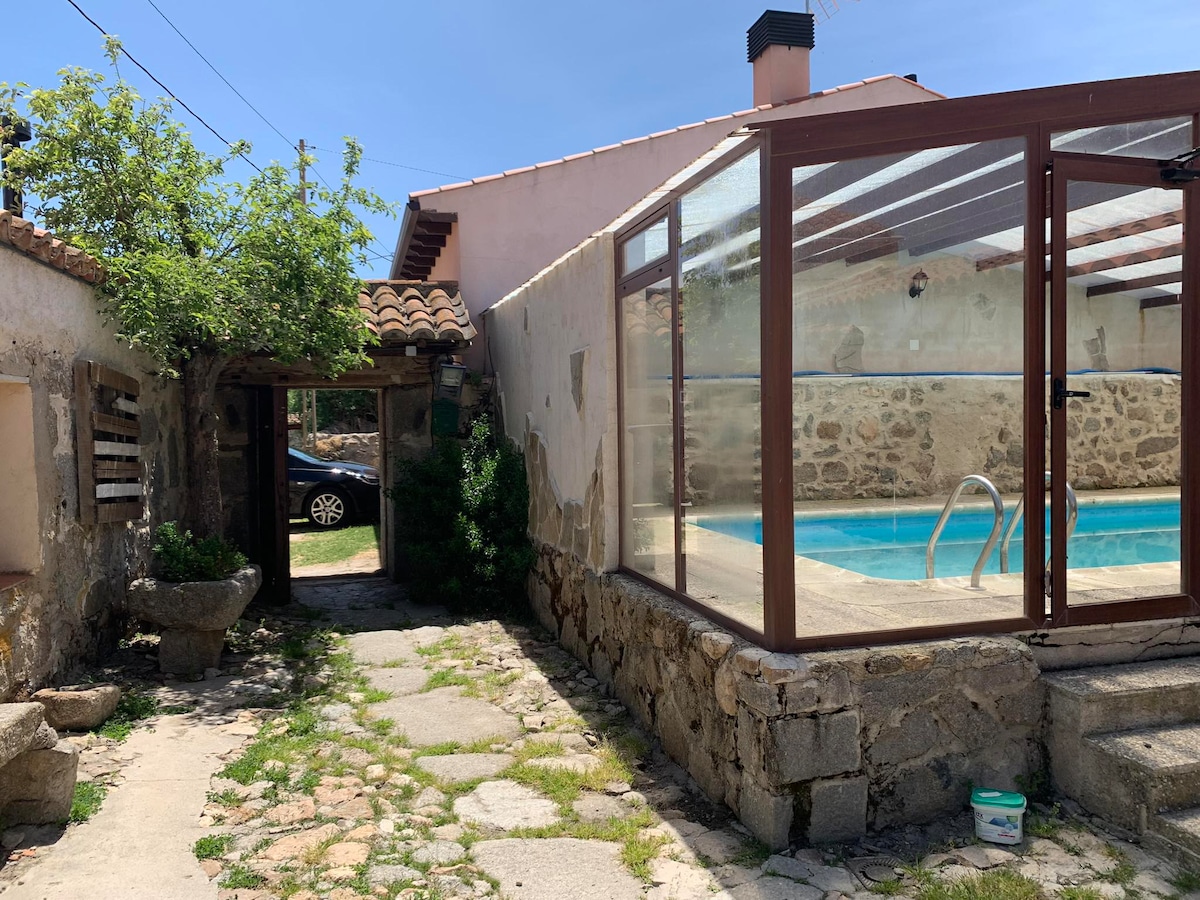 Casa rural con piscina cubierta privada.