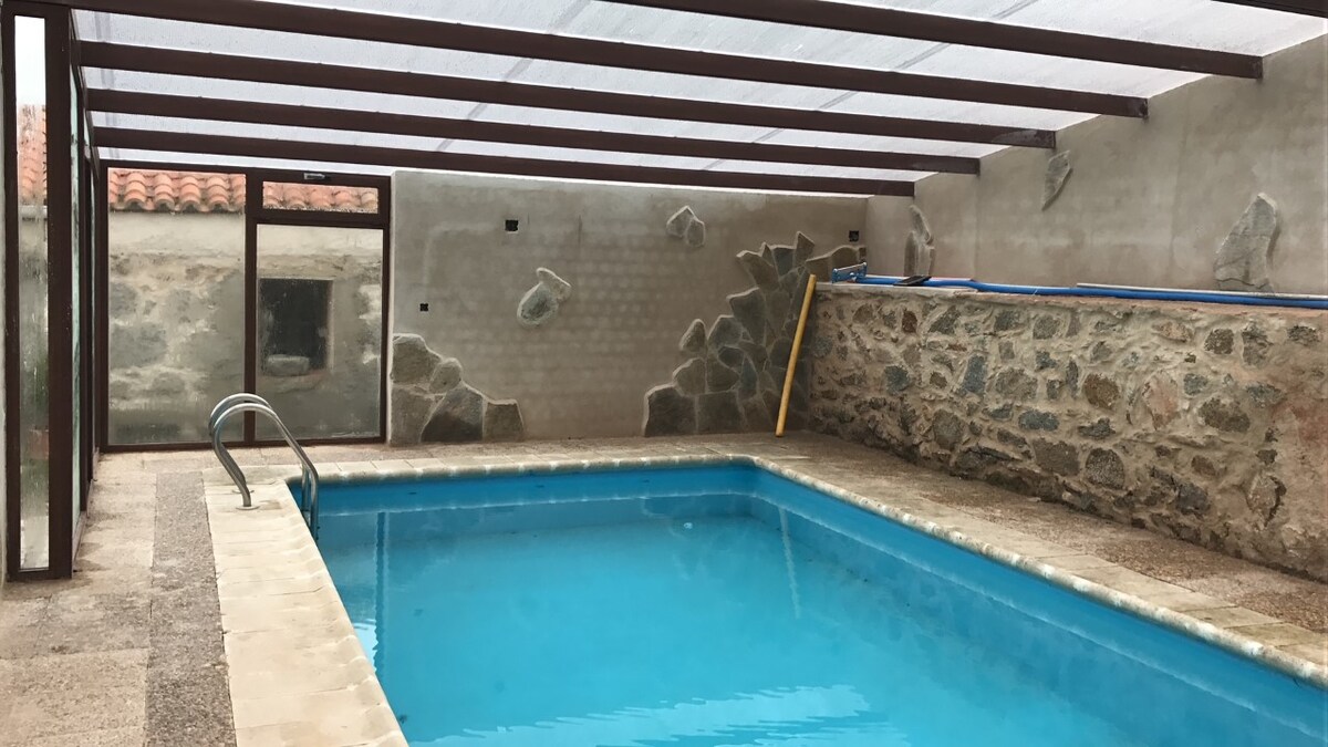 Casa rural con piscina cubierta privada.