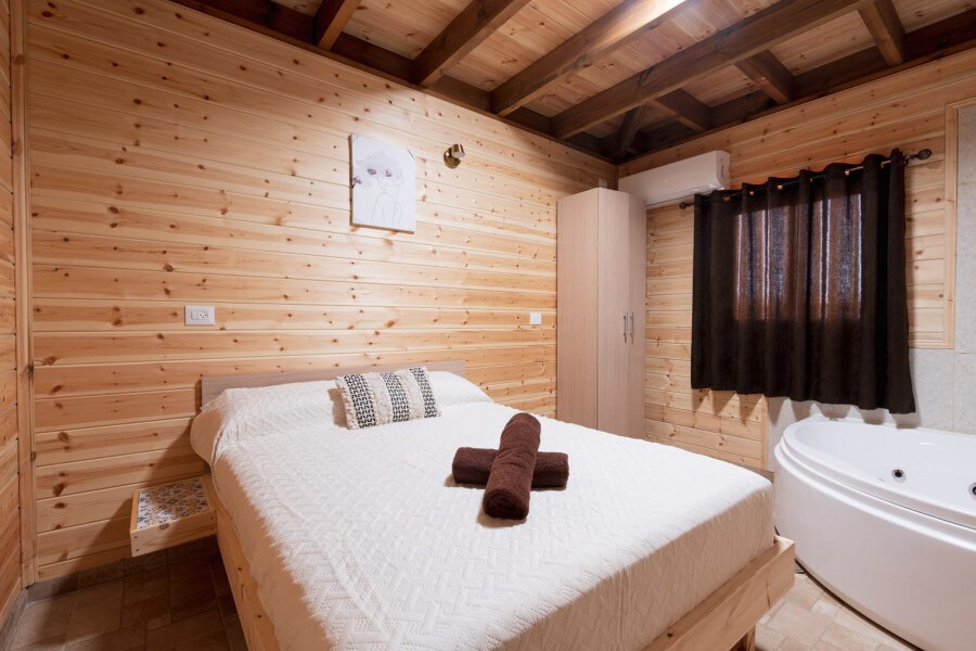 小区内宽敞的木制民宿，带私人热水浴缸和恒温泳池