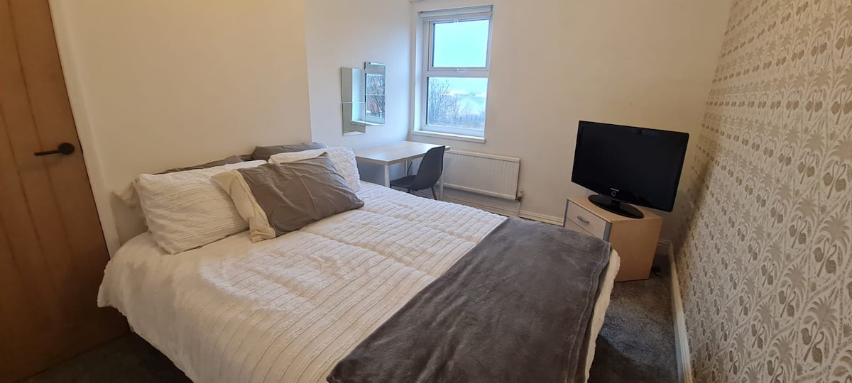 Well located room in Castleford