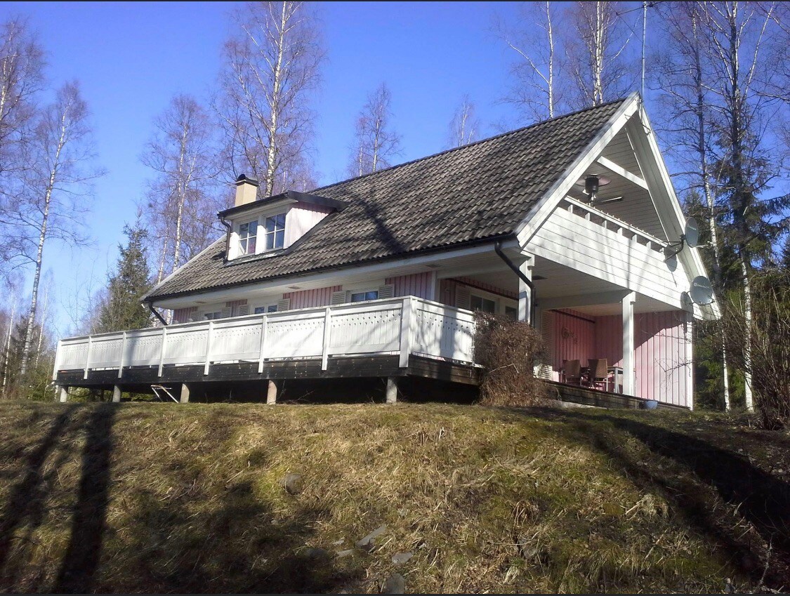 位于Bergslagen的Fåsjön湖滨别墅