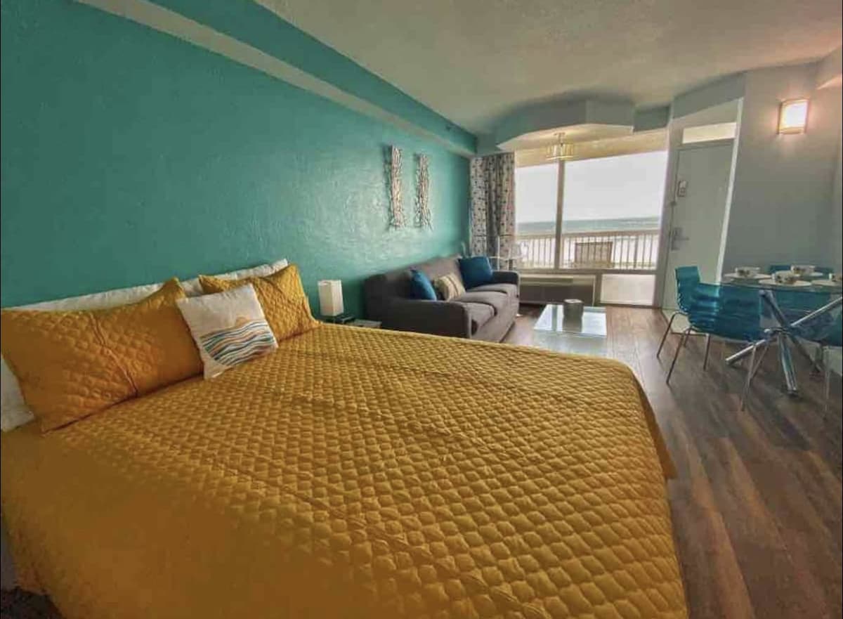 *NEW*Amazing Ocean Front Studio in Daytona Beach!