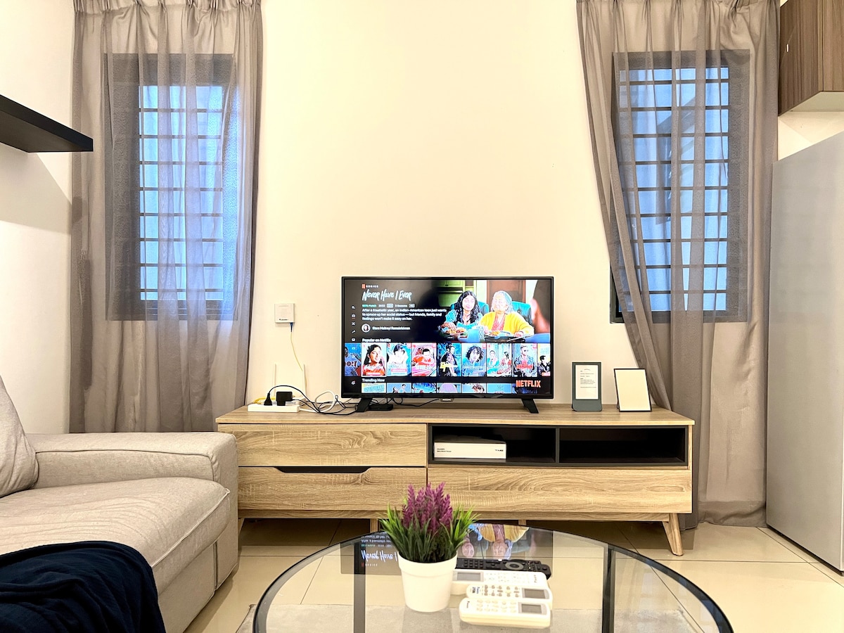 2- B1604 Berlin 1BR | Hyve Cyber | Wifi&Netflix |