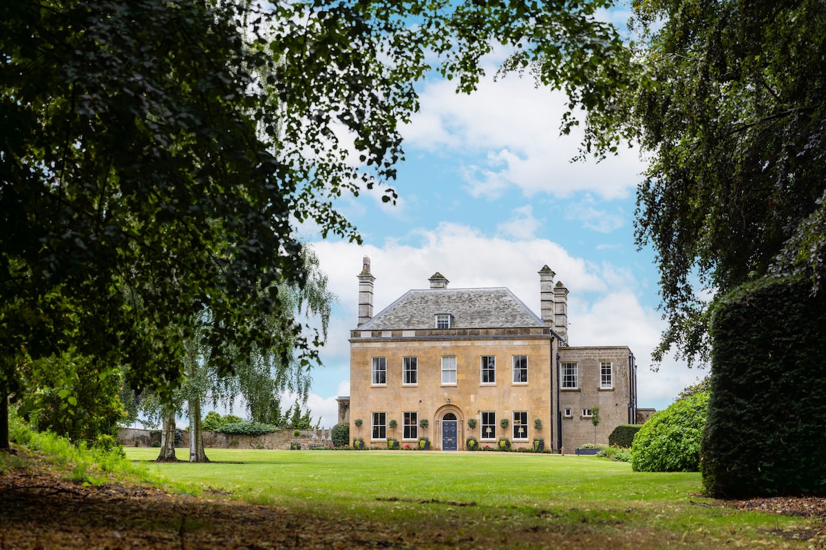 Georgian Manor on a country estate - Sleeps 31